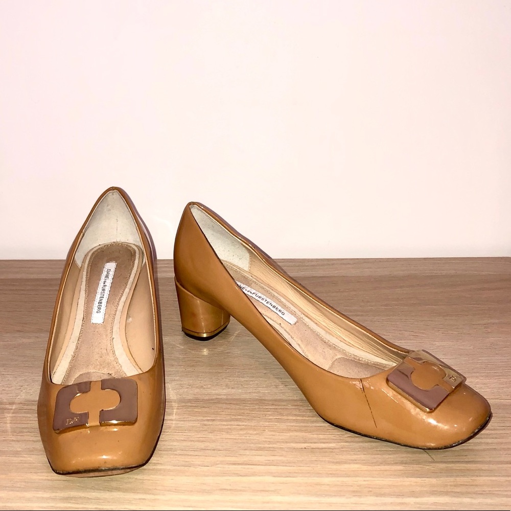 Diane Von Furstenberg small heel buckle shoes sz 8